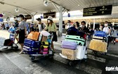 春節假期結束，新山一機場的乘客仍擁擠不堪。(圖源：tuoitre.vn)