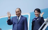 國家主席阮春福偕夫人抵達新加坡樟宜國際機場。 