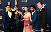 演員李政宰(左一)和鄭浩妍(左二)等《魷魚遊戲》主演陣容出席第二十八屆美國演員工會獎頒獎禮。