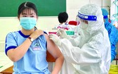 學生接種疫苗。