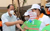 市委副書記阮胡海送樹苗給婦女會員。