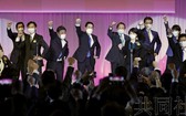 3月13日上午，日本首相岸田文雄（中央）等在東京都內的酒店出席自民黨大會並振臂高呼。（共同社）