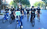 地球一小時活動大使越南小姐赫姮尼依參加騎自行車遊行。