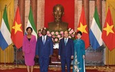 國家主席阮春福和夫人迎接塞拉利昂共和國總統朱利葉斯‧馬達比奧攜夫人。