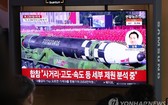 　　3月24日在韓首爾站候車廳，市民們收看朝鮮射彈相關的電視新聞報導。