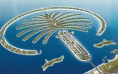 朱美拉棕櫚島像一棵巨大的棕櫚樹漂浮在蔚藍的海面上。
