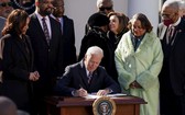 拜登在白宮舉行的簽署儀式。圖源：互聯網