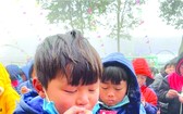 孩子們在嚴寒天氣中津津有味吃著蛋糕。