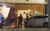 7座位汽車撞入麵包店。