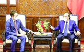 國家主席阮春福接見哈薩克駐河內大使海拉特‧薩雷拜。