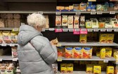消費者在一家超市內選購食品。