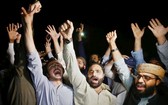 有反對派支持者在國會外慶祝伊姆蘭汗下台。（美聯社）
