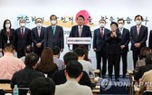 在首爾鐘路區的總統職務交接委員會辦公室，候任總統尹錫悅(中)公佈新政府首屆內閣人選名單。