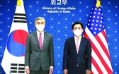 在首爾市鐘路區的外交部大樓，韓外交部韓半島和平交涉本部長魯圭悳（右）會見到訪的美國國務院對朝政策特別代表星‧金。