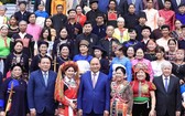 國家主席阮春福與各少數民族同胞模範代表合影。