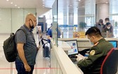 國際遊客辦理入境手續。