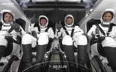 4名宇航員坐在“龍”飛船裏。（圖源：美聯社）