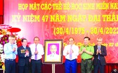 國家主席阮春福向南方學生中央聯絡委員會贈送胡伯伯肖像。