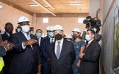 古特雷斯和塞內加爾總統參觀巴斯德研究所在達喀爾新建的一個高科技疫苗生產設施。