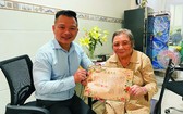 黎氏紅大娘向“西堤華人文化陳列室”捐贈她與鄭廣偉的結婚證書。