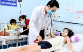 市第一兒童醫院的阮明俊博士-醫生正在檢查 黎玉如瓊病童的病情。