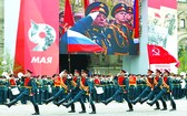 俄羅斯軍人參加勝利日閱兵式。