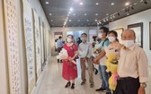 華人書畫家參觀展覽。