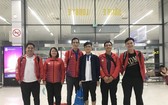 華人范啟源教練(左三)與運動員 在機場出發前合照。