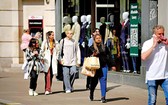 英國物價飆漲，民眾千方百計省錢，圖為拎着購物袋的倫敦市民。\美聯社