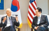 韓國總統尹錫悅（右）與到訪的美國總統拜登舉行會談。（中新社）