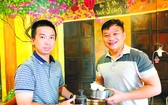 謝鎮豪（左）向“西堤華人文化陳列室”捐贈祖輩遺物。