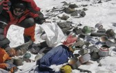 世界 4 座高峰清理超 33 噸廢棄物
