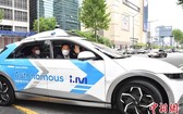 首爾市市長吳世勳試乘自動駕駛汽車。
