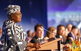 世貿組織總幹事伊維拉（前）在第十二屆部長級會議開幕式上致辭。