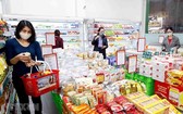 民眾在河內市欽千Hapro超市購物。