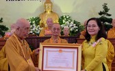 市人民議會主席阮氏麗向釋靜幸和尚頒授二等勞動勛章。