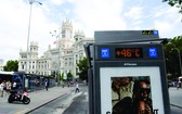 　　6月18日，西班牙馬德里西貝萊斯宮附近一處公交站顯示即時氣溫達46攝氏度。