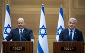 以色列總理貝內特（左）與候任總理、外長拉皮德在耶路撒冷共同發表講話。