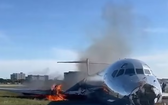 一架客機在美國邁阿密國際機場降落時起火