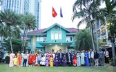 國家副主席武氏映春與越南駐泰國大使館幹部、職員留影。