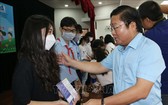 市勞動與榮軍社會廳長黎文聽發存摺給受疫影響的學生。