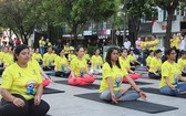近千人參加第八屆國際瑜伽日活動 