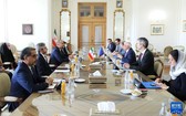 6月25日，伊朗外長阿卜杜拉希揚在德黑蘭和歐盟外交與安全政策高級代表博雷利舉行會晤。新華社發（伊朗外交部供圖）