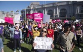 墮胎權支持者在美國加利福尼亞州舊金山市政廳前參加 抗議活動。