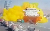 爆炸洩出大量黃色毒氣。
