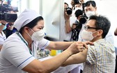 武德膽副總理在市熱帶病醫院接種第4劑新冠疫苗。