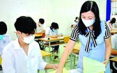 監考老師和考生在考室裡須一直戴口罩。