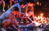 7月5日，在美國伊利諾伊州海蘭帕克市，人們點燃蠟燭悼念“獨立日”槍擊案遇難者。新華社發（喬爾·萊納攝）