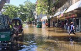 圖為孟加拉國東北部的洪水災區。攝於7月3日。（Getty=共同社）