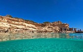 伊比沙島的海水顏色如礦泉水一樣。